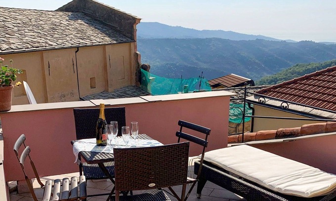 Valloria Casa | Estupenda casa de vacaciones privada con WIFI, TV, terraza, vista panorámica, aparcamiento