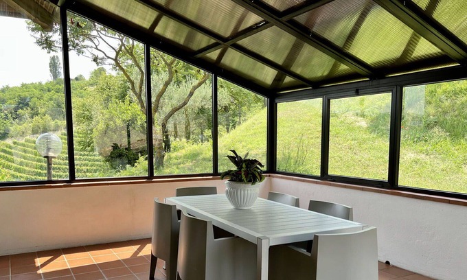 Trezzo Tinella Casa | Preciosa casa de vacaciones privada con WIFI, TV, patio, vista panorámica y aparcamiento