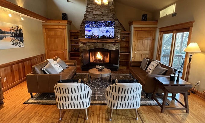 Monticello Casa | Beautiful Private Lakefront Oasis