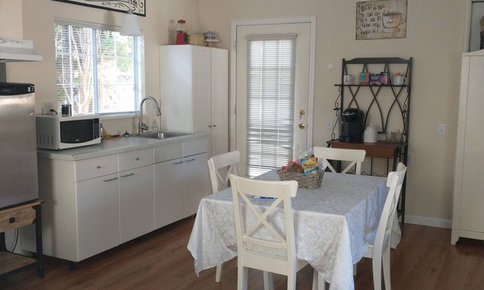 Langley Apartamento | Beautiful Private Boutique Suite. Cozy & Quiet. Coffee Bar, Parking & Movies!