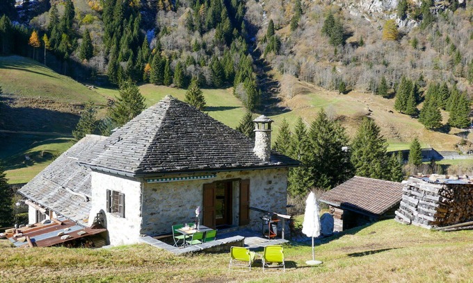 Blenio Casa | Maravillosa casa de vacaciones privada para 2 personas con WIFI, TV, patio y vista panorámica