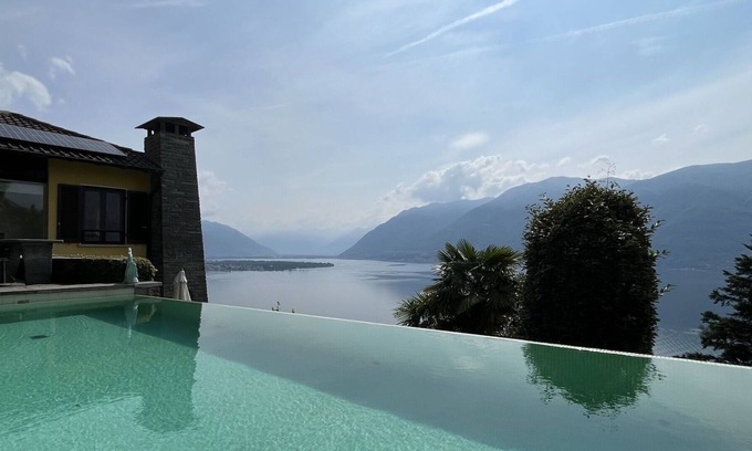 Porto Ronco Casa | Casa de vacaciones privada con WIFI, piscina privada, TV, patio, vista panorámica, aparcamiento
