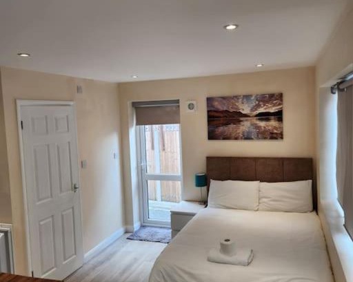London Borough of Bexley Apartamento | Beautiful private en-suite room with its own entry