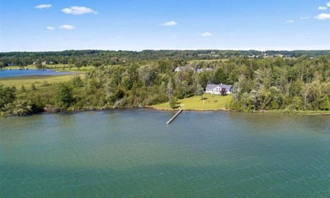 Ponshewaing Cabaña | Beautiful Private Home on Crooked Lake Near Petoskey & Harbor Springs