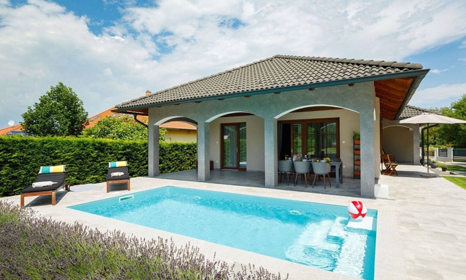Balatonszemes Villa | Maravillosa casa de vacaciones privada con WIFI, piscina privada, TV, terraza y aparcamiento