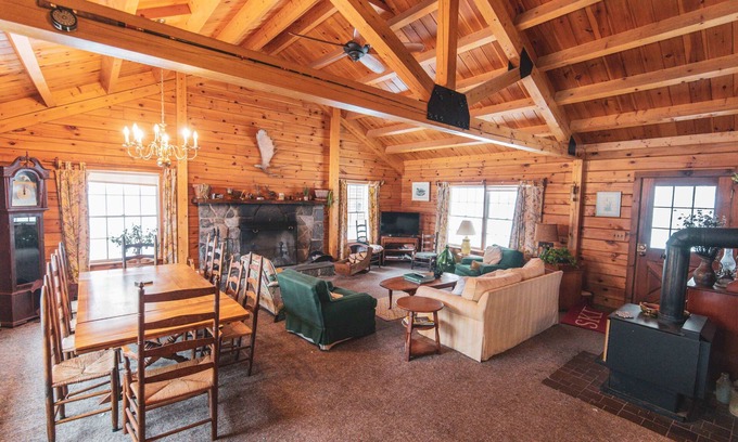 Lyman Casa | Lakefront Log Home, caminata, esquí, natación, follaje, aislado y tranquilo