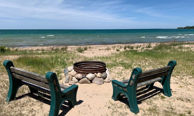 Mackinaw City Cabaña | Cottage aseado en un bonito Sandy Lake Michigan Beach