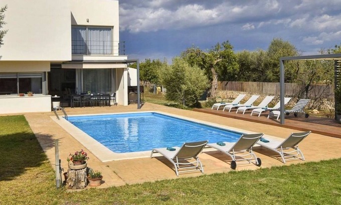 Binissalem Villa | Casa de vacaciones privada con A/C, WIFI, piscina, TV, patio, mascotas permitida, aparcamiento