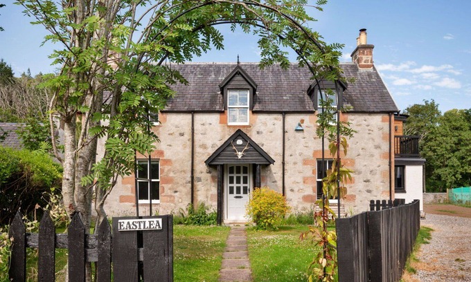 Drumnadrochit Villa | Maravillosa casa de vacaciones privada con WIFI, TV, patio, mascotas permitida y aparcamiento
