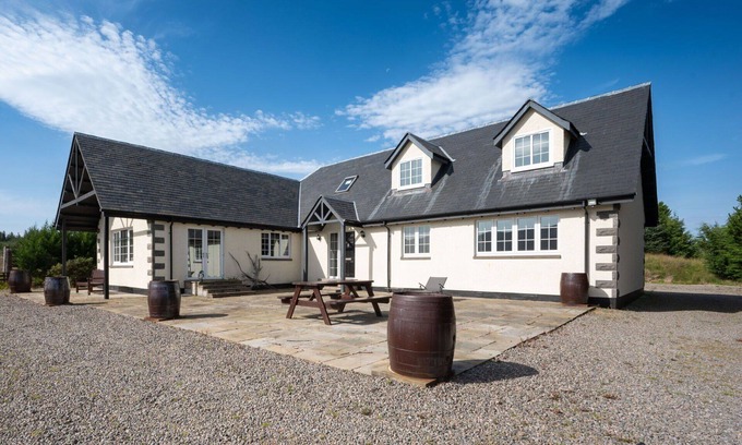 Loch Ness Casa | Estupenda casa de vacaciones privada con WIFI, TV, patio, vista panorámica y aparcamiento