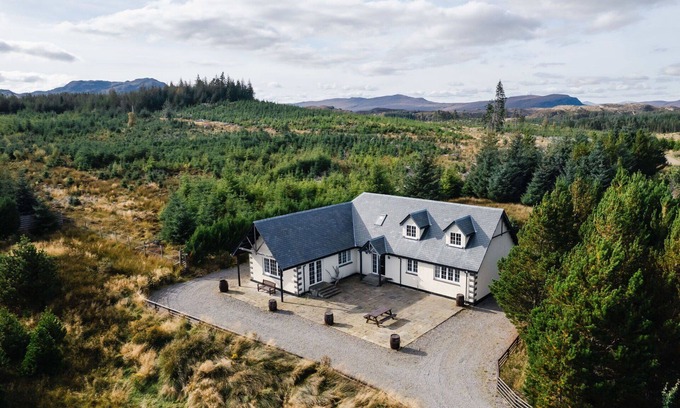 Loch Ness Casa | Estupenda casa de vacaciones privada con WIFI, TV, patio, vista panorámica y aparcamiento