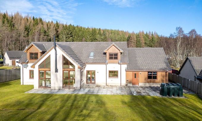 Aviemore Villa | Maravillosa casa de vacaciones privada para 8 personas con WIFI, TV y patio