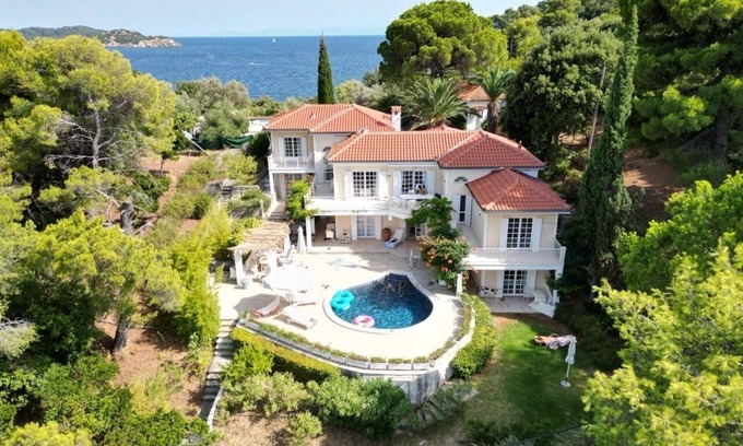 Kanapitsa Villa | Hermosa villa con vistas y piscina, a 1 minuto a pie de la playa.