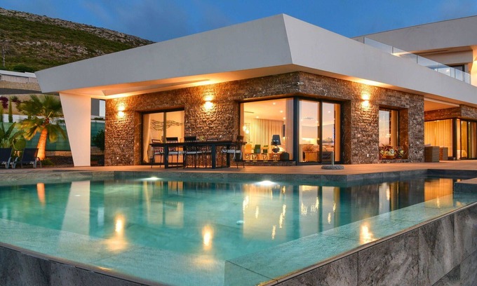 Cansalades Villa | Preciosa casa de vacaciones privada con A/C, piscina privada, jacuzzi, WIFI, TV y patio