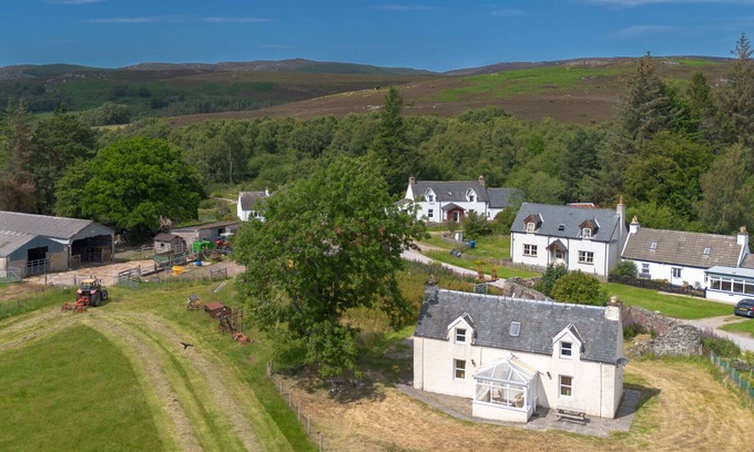 Balnain Casa | Maravillosa casa de vacaciones privada con TV, patio, mascotas permitida y vista panorámica