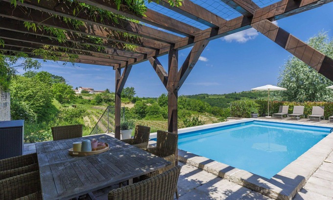 Momjan Casa | Maravillosa casa de vacaciones privada con WIFI, A/C, piscina privada, TV, patio y aparcamiento