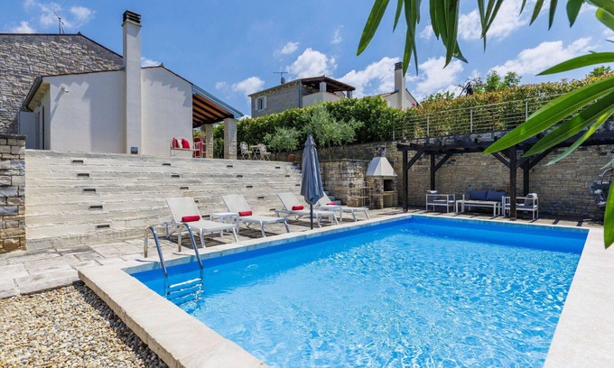 Momjan Casa | Estupenda casa de vacaciones privada con piscina privada, WIFI, A/C, TV, patio y aparcamiento