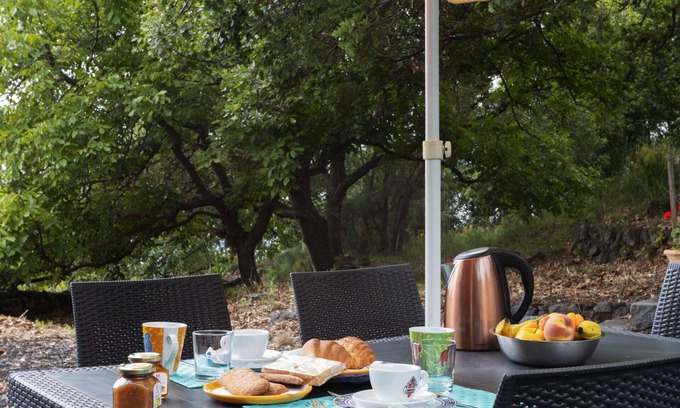 Zafferana Etnea Casa | Maravillosa casa de vacaciones privada para 6 personas con WIFI, TV, terraza y mascotas permitida