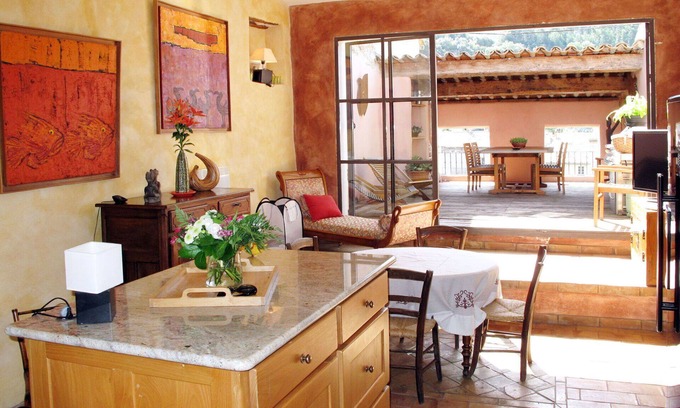 Nyons Casa | Maravillosa casa de vacaciones privada con WIFI, A/C, TV, terraza, mascotas permitida y aparcamiento