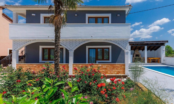 Rezanci Casa | Maravillosa casa de vacaciones privada con WIFI, A/C, piscina privada, TV, terraza y aparcamiento