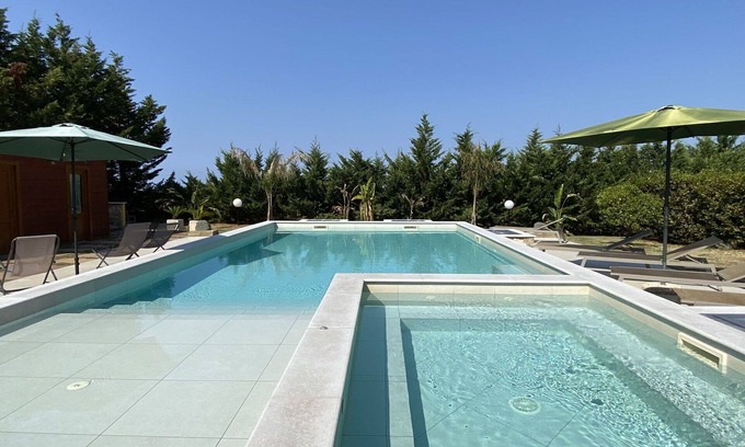 Cecina Casa | Casa de vacaciones privada con bañera de hidromasaje, WIFI, piscina privada, A/C, TV, patio