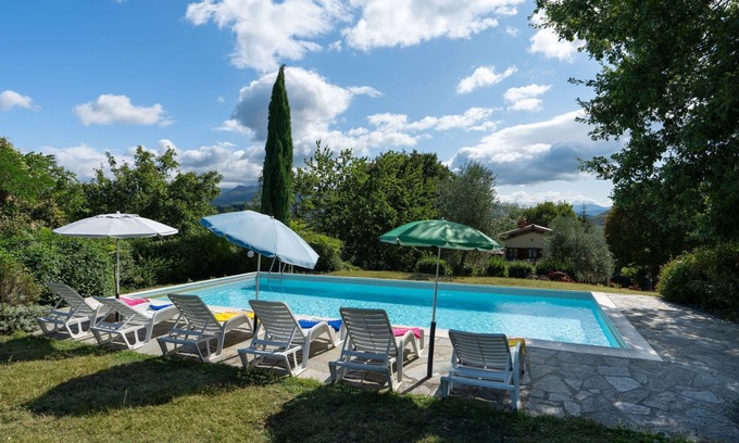 Dicomano Villa | Casa de vacaciones privada con piscina privada, jacuzzi, WIFI, TV, vista panorámica, aparcamiento