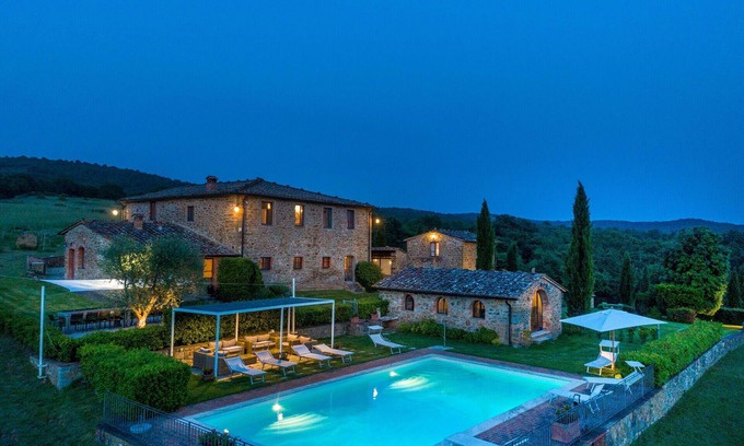 Rapale Villa | Casa de vacaciones privada con WIFI, piscina privada, sauna, TV, vista panorámica, aparcamiento