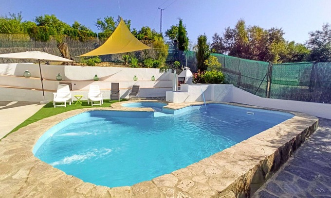 Cabra Villa | Casa de vacaciones privada con WIFI, piscina privada, A/C, bañera de hidromasaje, TV, terraza
