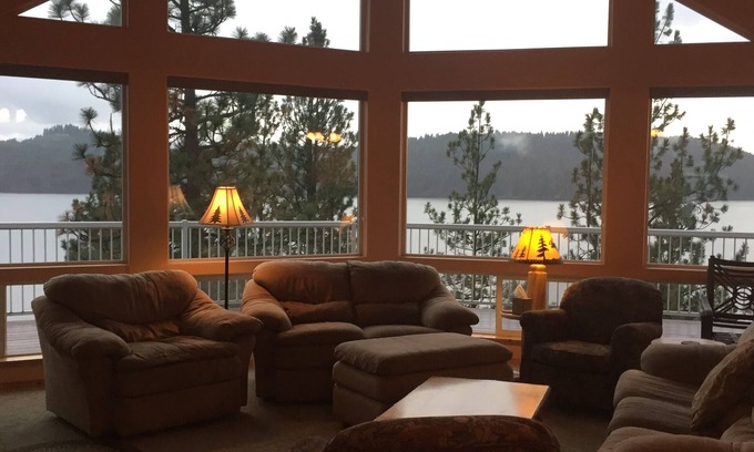 Worley Casa | Hermosa línea de costa privada en el lago Coeur d`Alene. La playa y el muelle.