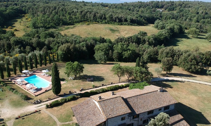 Narni Villa | Hermosa propiedad rodeada de vegetación, 18 - 28 personas, piscina privada
