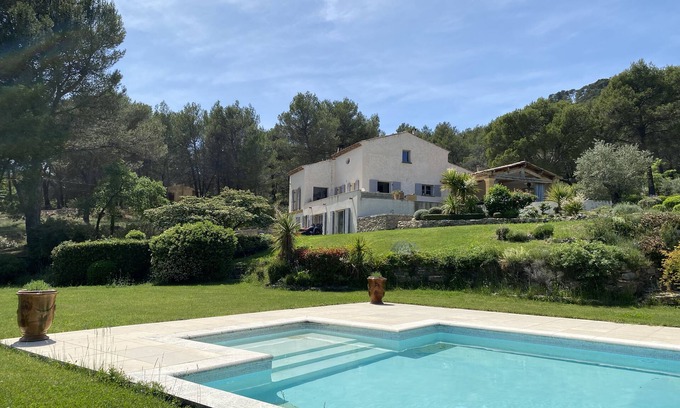Rognes Casa | Beautiful Provencal house with magnificent view of pool and garden
