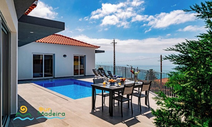 Estreito da Calheta Villa | Beautiful Modern Villa in Calheta – CalhetaScape