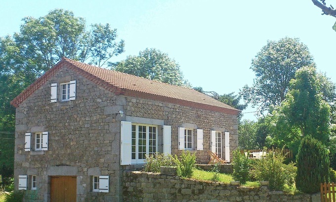 Saugues Casa | Hermosa casa de piedra en una tranquila aldea en la tranquila Auvernia