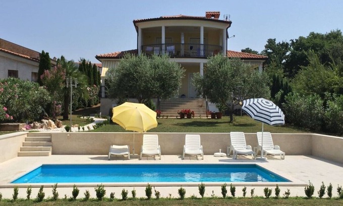 Kukci Apartamento | Hermosa casa de vacaciones tranquila con tres apartamentos y piscina