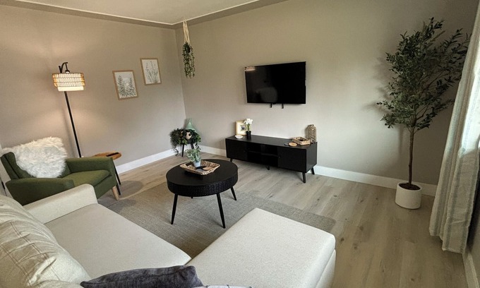 Allendale Area Casa | Beautiful Quite fully Furnished Home in Arvada - 10479