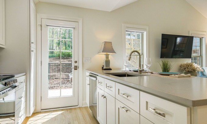 Raleigh Cabaña | Beautiful Raleigh Cottage Rental: 5 Mi to Downtown