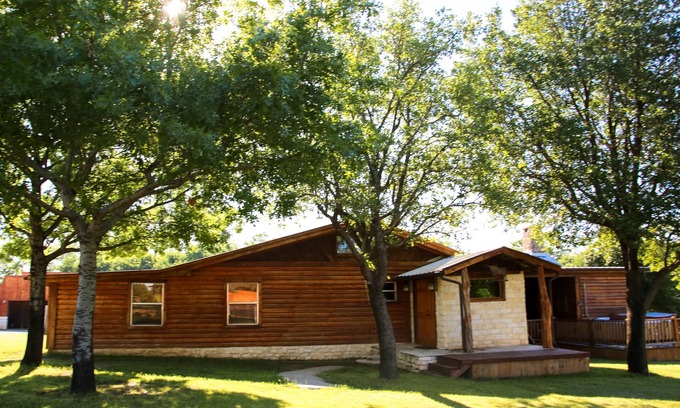 Justin Casa | Hermoso rancho cerca de DFW y el Texas Motor Speedway, ideal para grupos grandes