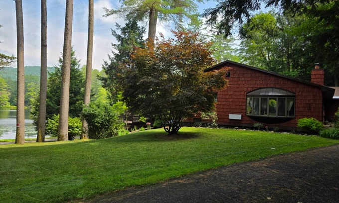 Lake Luzerne Casa | Hermoso rancho en el lago Vanare en Adirondacks