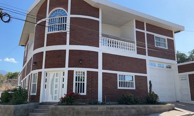 Metapan Casa | Beautiful, recently built, contemporary brick style home.