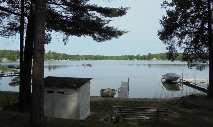 Mecosta Cabaña | Hermosa casa nueva en todos los deportes Lago Bonito en Mecosta, Michigan