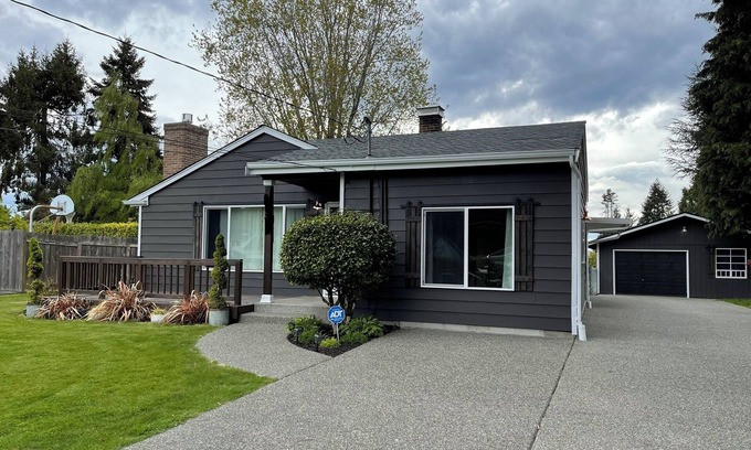 University Place Casa | Beautiful, relaxing 3-bedroom house with a private large yard
