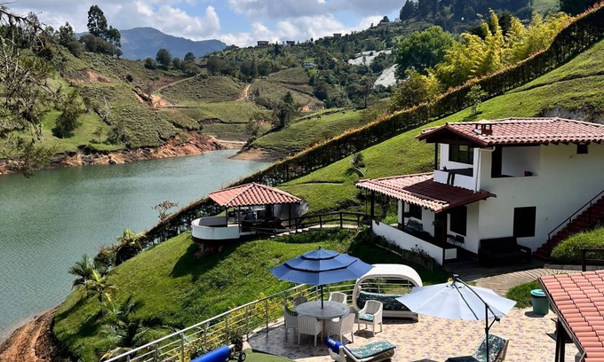 El Penol Otro | beautiful & relaxing lake house !