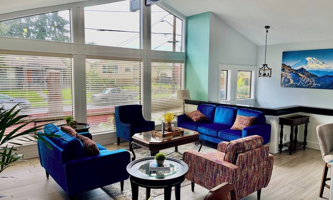 Brighton Casa | Beautiful relaxing home 4BR/3BA -AC-near Light Rail