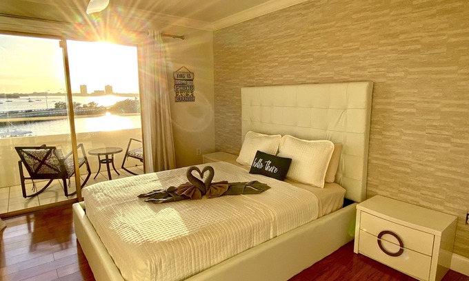 North Bay Village Apartamento | Beautiful remodeled waterfront apartment with pool & free parking. 5min to beach