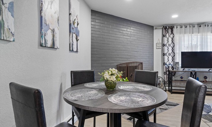 South Westside Apartamento | Beautiful remodeled 2 bedroom, walking distance from Downtown with AC