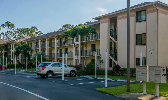 Naples Condominio | BEAUTIFUL REMODELED / GOLF COURSE VIEWS / DEAUVILLE LAKE CLUB / 3 BEDS / 2 BATH