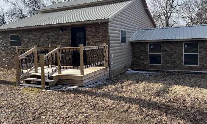 Eufaula Cabina | Beautiful, Remodeled Waterfront Lake Cabin!