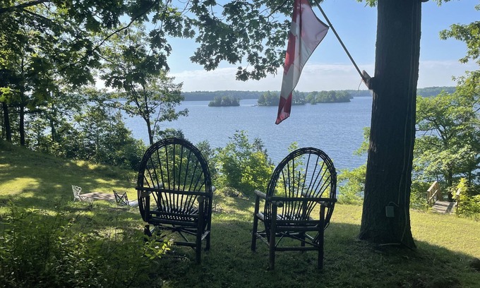 Rideau Lakes Cabaña | Beautiful Remodelled Private Cottage on the Upper Rideau Lake