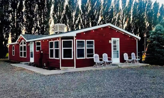 Lazear Casa | Beautiful Remote House in Olathe apart of Wedding Venue Location