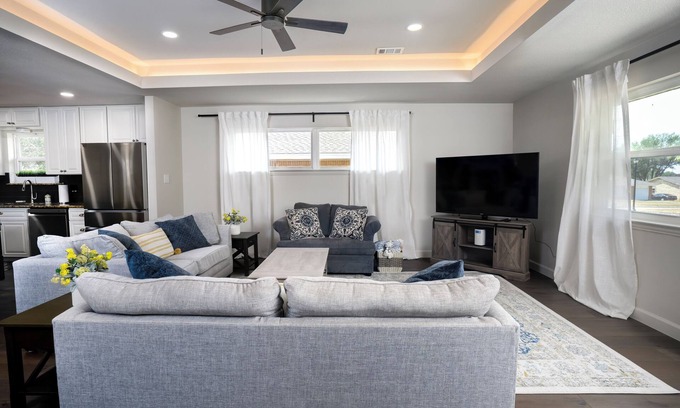 Frisco Casa | Beautiful Renovated 3BR/2B in Frisco, Walking Distance to Rail District and Park